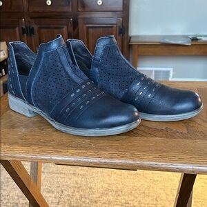 Stylish Navy Leather Chelsea Boots